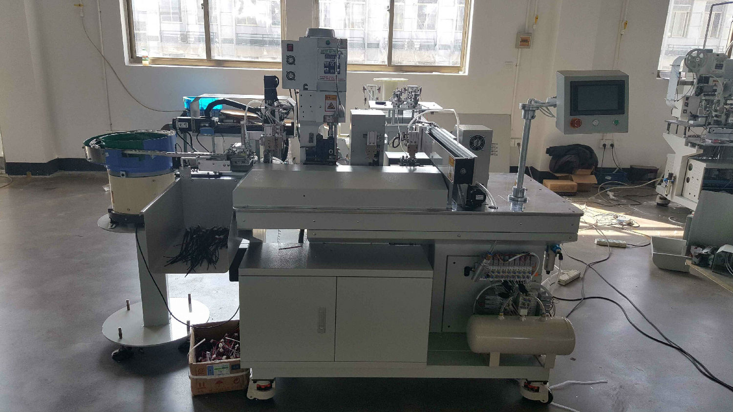 全自动穿胶壳端子机 全自动穿胶壳端子机